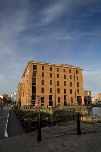Liverpool, Merseyside, Großbritannien, 11. Juni 2014, eine Tagesansicht des Albert Dock im Kulturviertel von Liverpool - Foto, Bild