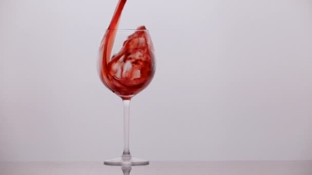 nalewa wino do szklanki w zwolnionym tempie - Materiał filmowy, wideo