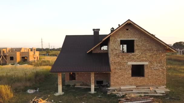 Повітряний вид на незакінчений будинок з дерев'яною конструкцією даху, покритою металевими листами плитки під час будівництва
. - Кадри, відео