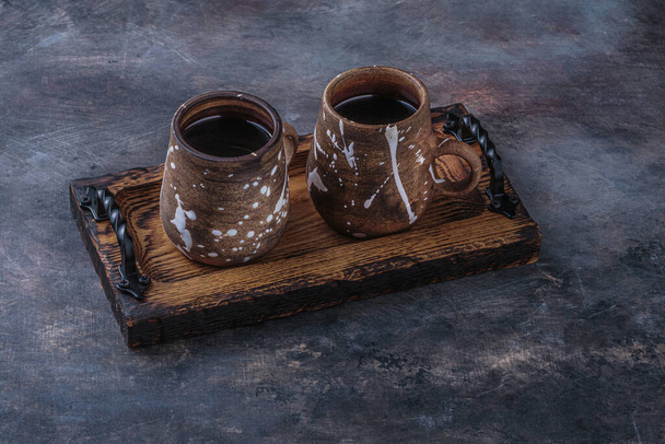 木の板の上にお茶を2杯暗い写真 - 写真・画像