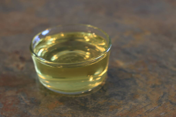 izolovaná fotografie skleněné nádoby s olivovým olejem. - Fotografie, Obrázek
