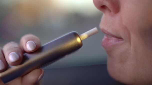 Mädchen raucht eine elektronische Zigarette. Zeitlupe - Filmmaterial, Video