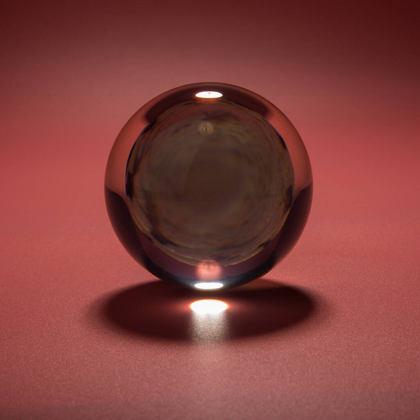 concha de mar en una bola de vidrio sobre un fondo rosa
 - Foto, Imagen