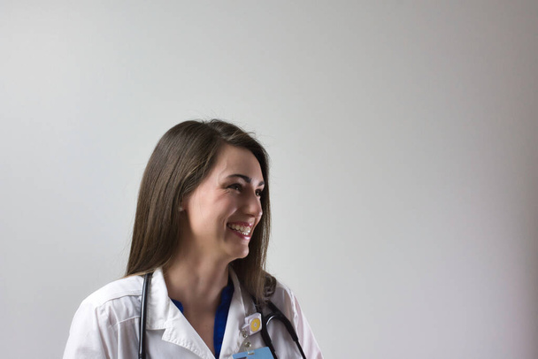 Професійна голова охорони здоров'я, збита близько ізольовано на сірому фоні. Медичний портрет жінки-лікаря або медсестри-практика
 - Фото, зображення