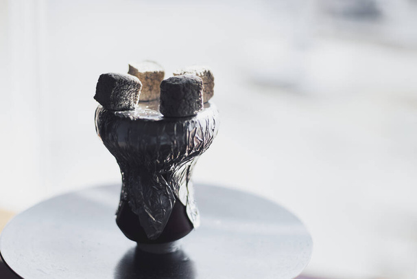 Кальян Шиши с горячими углями. Современный кальян-шиша-бар. Расслабляющий и курящий шиша
 - Фото, изображение