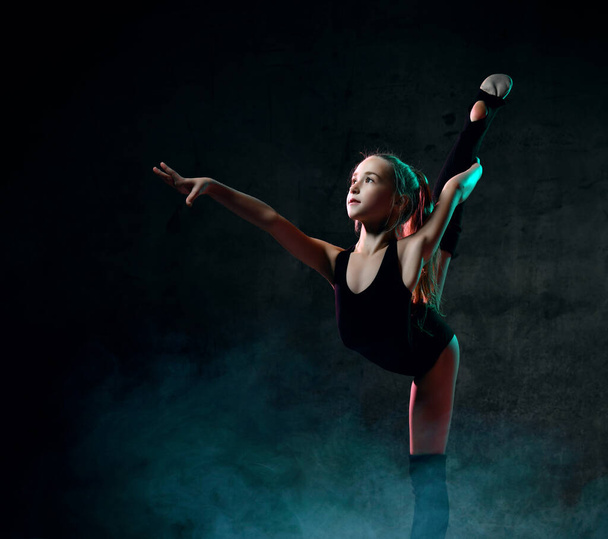 Flexible skinny girl posing in vertical split - Foto, Imagen