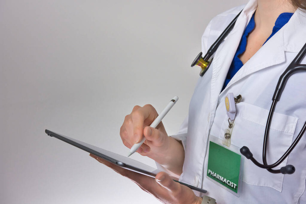 Працівник охорони здоров'я використовує планшет для ведення охорони здоров'я. Лікар або медсестра-практик Написання рецепта. Помічник лікаря в стетоскопі
 - Фото, зображення