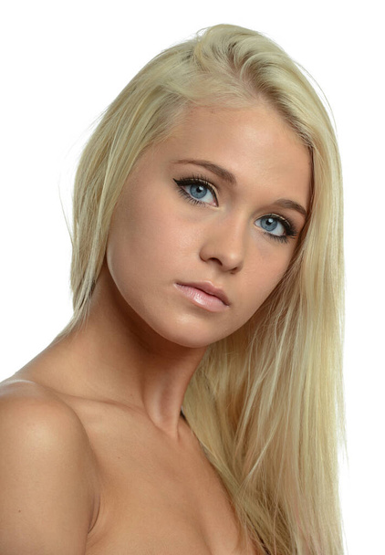 Портрет молодой блондинки, смотрящей на камеру на белом фоне
 - Фото, изображение