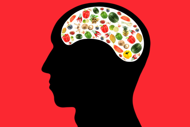 Légumes et fruits en tête sur fond rouge
. - Photo, image