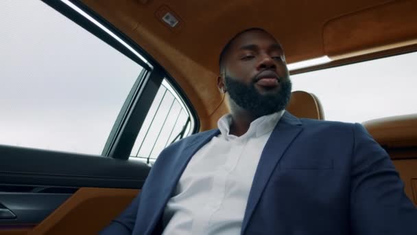 Portrait of afro businessman dancing at car. Business man counting money at car - Felvétel, videó