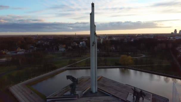Luchtfoto Sunset View van het Victory Park in Riga, Letland. Victory Monument. De camera beweegt achteruit. - Video