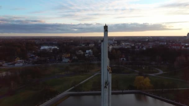 Luchtfoto Sunset View van het Victory Park in Riga, Letland. Victory Monument. De camera beweegt achteruit. - Video