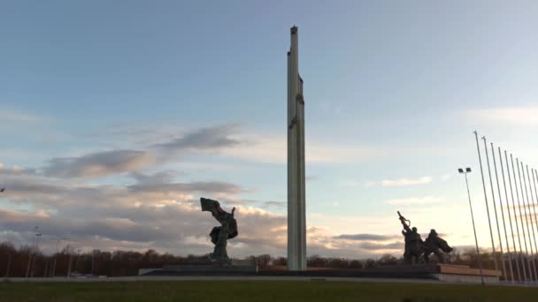 Time Lapse Sunset Άποψη του Πάρκου Νίκης στη Ρίγα της Λετονίας. Μνημείο νίκης.  - Πλάνα, βίντεο