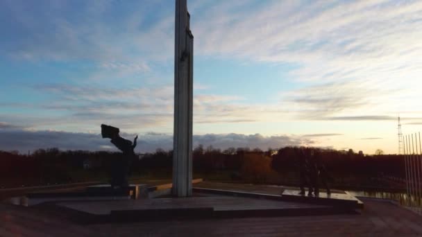 Luchtfoto Sunset View van het Victory Park in Riga, Letland. Victory Monument. De camera beweegt naar voren. - Video