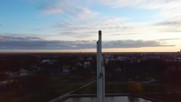 Vue Aérienne Sur Le Coucher Du Soleil Du Parc Victory à Riga, Lettonie. Monument de la Victoire. La caméra descend
. - Séquence, vidéo
