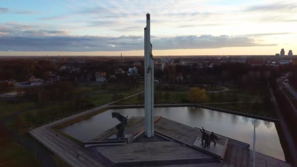 Luchtfoto Sunset View van het Victory Park in Riga, Letland. Victory Monument. De camera beweegt naar voren. - Video
