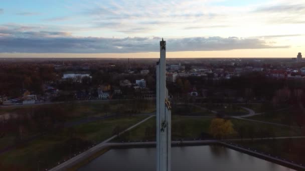 ラトビアのリガにある勝利公園の空中日没ビュー。勝利の記念碑。カメラは前進します. - 映像、動画