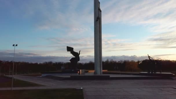 Luchtfoto Sunset View van het Victory Park in Riga, Letland. Victory Monument. De camera beweegt zijwaarts. - Video