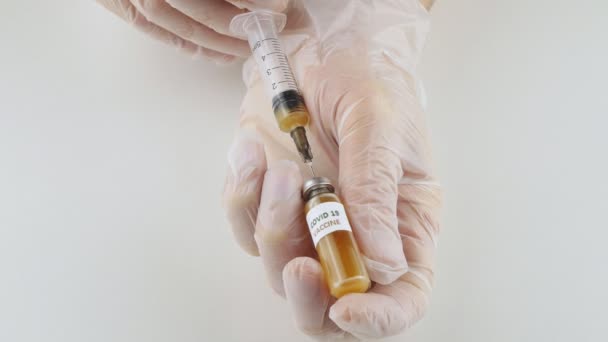 Gaining a syringe from the ampoule into a cure for the virus 2019-nCoV-Dan. - Filmmaterial, Video