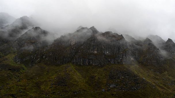 霧と雲に包まれた美しい山の景色 - 写真・画像
