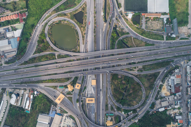 TRansport vista aérea da estrada de cruzamento de tráfego de intersecção com o movimento do veículo, sinal Infinito
 - Foto, Imagem