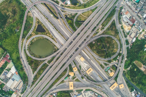 Luchtfoto van het kruispunt met de voertuigbeweging, Oneindigheidsteken - Foto, afbeelding