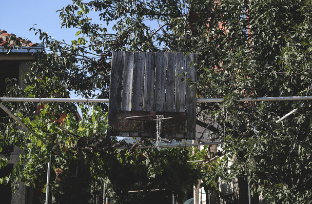 Zeer oude en gebroken straat basketbal mand - Foto, afbeelding