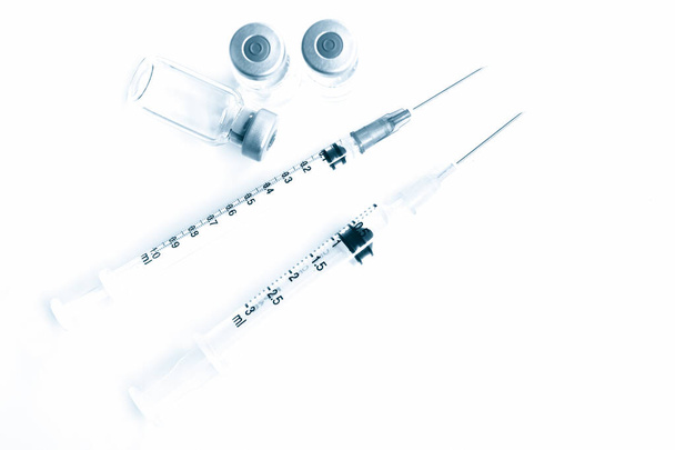 Flacon de médicaments ou vaccin seringue en plastique de 1 ml et 3 ml avec aiguille isolée sur le fond blanc, couleur bleu
 - Photo, image