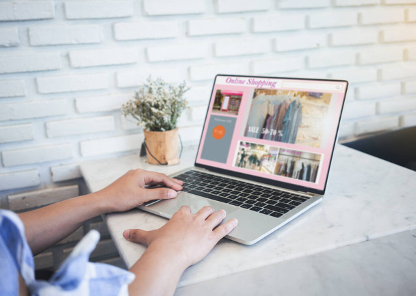Online winkelen Website op laptop.Young vrouw handen met behulp van laptop computer. - Foto, afbeelding