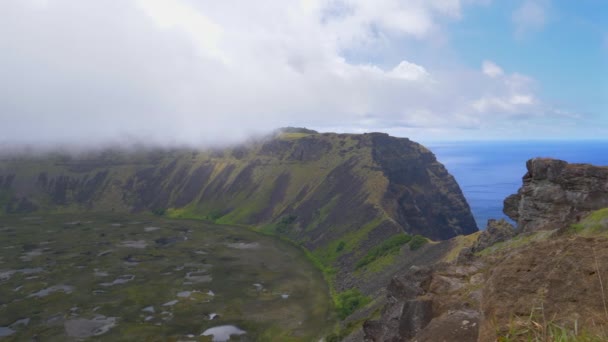 IDŐ: Felhők sodródnak át a hatalmas vulkanikus kráter szélén a sziget - Felvétel, videó
