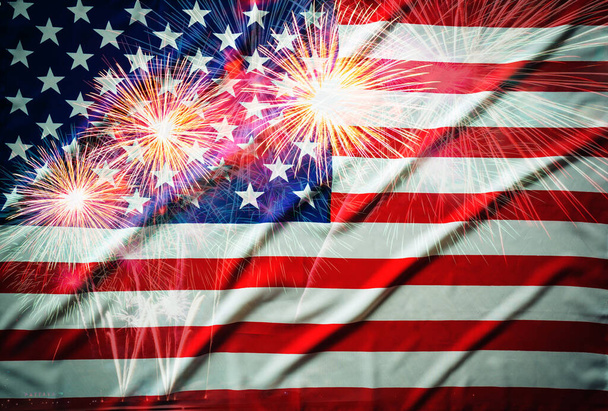 Αμερικανική σημαία με φόντο πυροτεχνήματα, Ημέρα Μνήμης ή 4 Ιουλίου. - Φωτογραφία, εικόνα