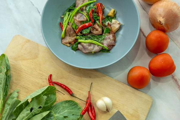 Ταϊλανδέζικο παραδοσιακό φαγητό με φόντο συστατικό.Chill μαχαίρι πατάτας γαλικό λαχανικό κοπής του σκάφους μπέικον αναδεύεται κορυφή προβολή. - Φωτογραφία, εικόνα