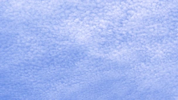 BOTTOM UP: Κουβέρτα από φουσκωτά άσπρα σύννεφα καλύπτουν τον γαλάζιο ουρανό την ηλιόλουστη καλοκαιρινή μέρα - Πλάνα, βίντεο