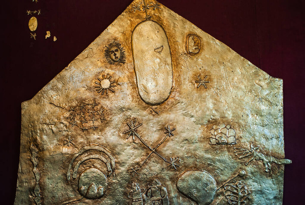 Золотая звездная карта инков в Кориканче, Куско, Перу, использование Пачамама в косметологии, согласно Хуану де Санта Крус Пачакути Ямки Салькамайхуа в 1613 году
. - Фото, изображение
