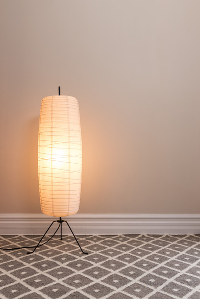 Lampe confortable dans une pièce vide
 - Photo, image
