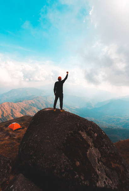 Silhouette dell'uomo alzare le mani sulla vetta della montagna, concetto di successo - Foto, immagini