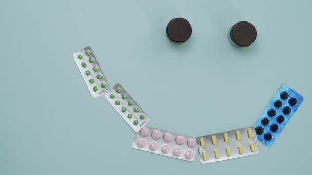Mulher faz sorriso com pílulas na mesa - Filmagem, Vídeo