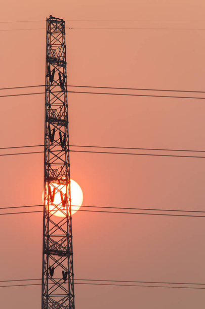 silhouette de structure de poteau électrique haute tension - Photo, image