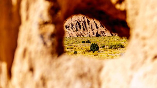 Τρύπα σε ένα από τα Hoodoos που προκαλείται από τη διάβρωση του μαλακού ηφαιστειακού Bentonite Clay στο Cathedral Gorge State Park στην έρημο της Νεβάδα, Ηνωμένες Πολιτείες - Φωτογραφία, εικόνα