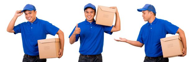 Deliveryman у синій формі з картонною коробкою на ізольованій
 - Фото, зображення