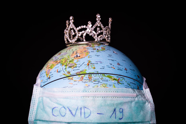 máscara médica em um globo para proteção de coronavírus
 - Foto, Imagem