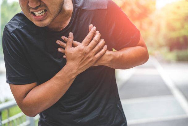 Άνθρωπος με πόνο στο στήθος - έννοια καρδιακή προσβολή. - Φωτογραφία, εικόνα