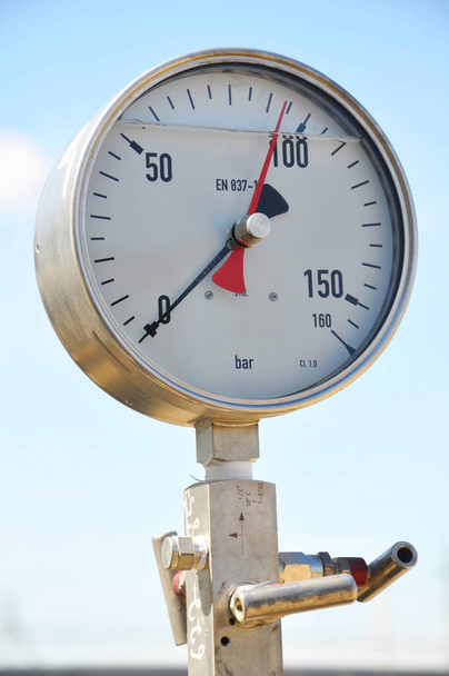 Az olajvezetékre szerelt nyomásmérő készülék - Fotó, kép