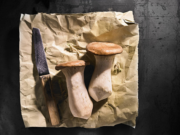 fresh mushrooms on Kraft paper - Foto, immagini