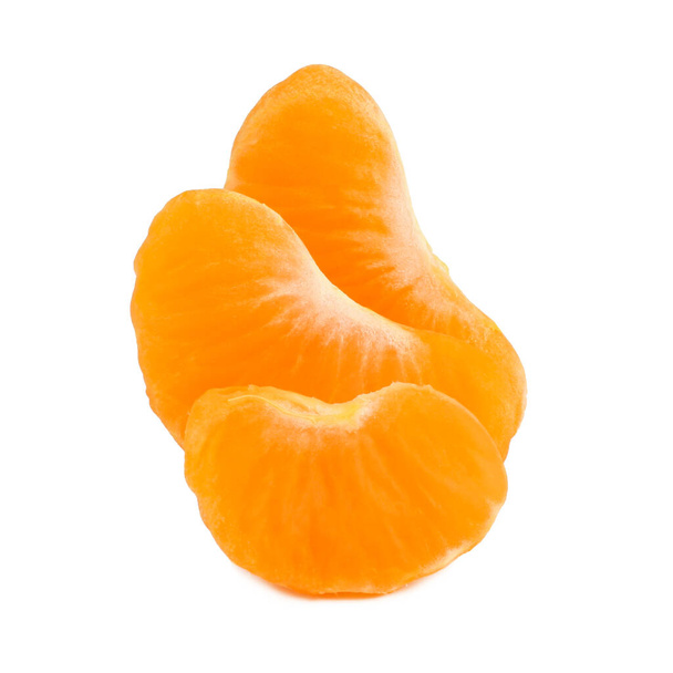 Tangerines met een sneetje geïsoleerd op witte achtergrond. - Foto, afbeelding