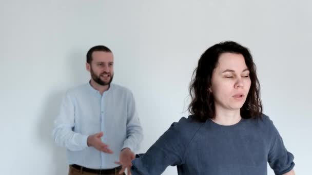jóképű fiatalember kiabál és káromkodik a feleségével. - Felvétel, videó
