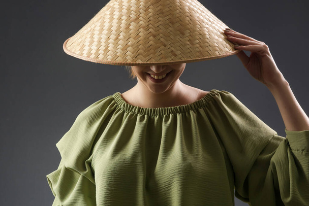 Jeune femme caucasienne portant le chapeau vietnamien traditionnel, plan studio
 - Photo, image