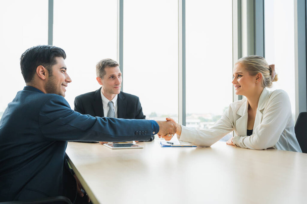 Üzletemberek kezet ráznak, hogy befejezzenek egy találkozót. Sikeres üzleti csoport az iroda koncepciójában. - Fotó, kép