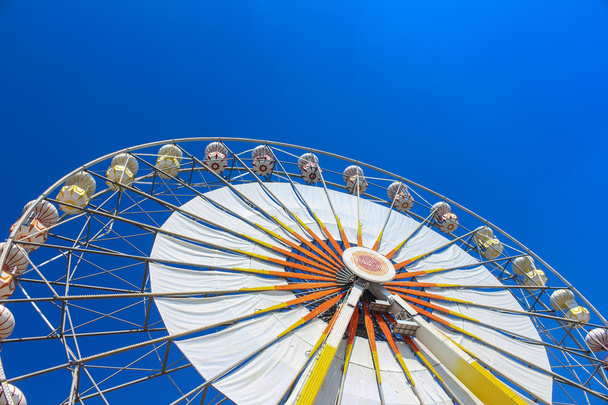 ферритове колесо з блакитним небом
. - Фото, зображення