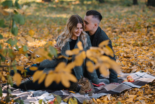 miłość, związek, rodzina i koncepcja ludzi - uśmiechnięta para bawiąca się w jesiennym parku - Zdjęcie, obraz
